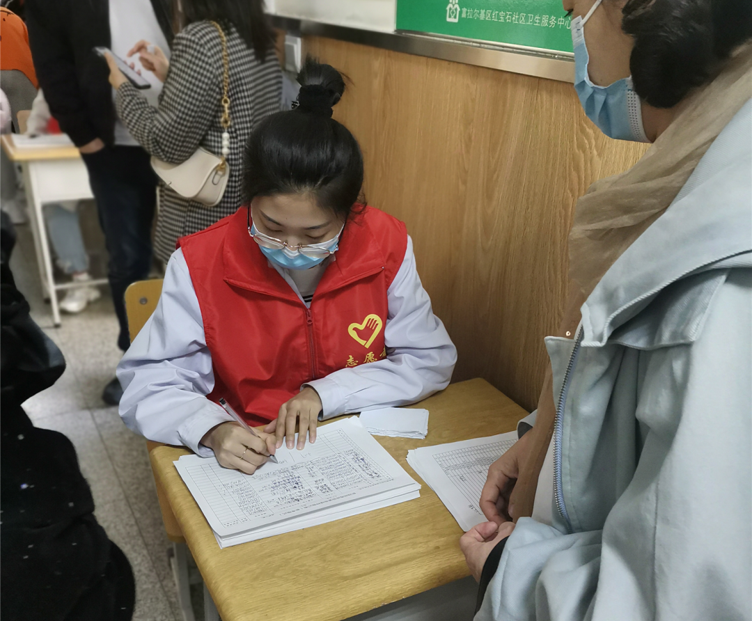 我为群众办实事附属第一医院学生志愿者参与红宝石社区疫苗接种工作